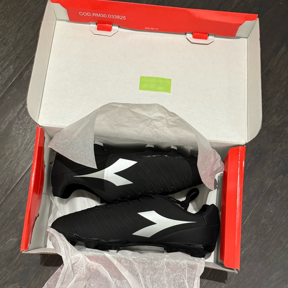 Diadora Men’s Soccer Cleats Size 9 Brand New